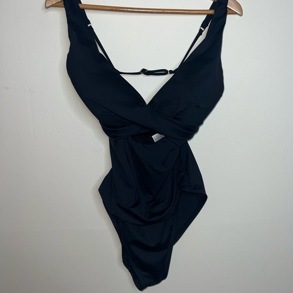 La Blanca Island Goddess Twist Keyhole One Piece Black Size 8 - Picture 6 of 10